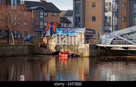 Leith, Edinburgh, Schottland, Großbritannien. 12. Dezember 2019. 5 Wochen und 6 Tage nach # SOSLeith's gut besuchte öffentliche Treffen, die längst überfällige Sanierung von Wasser des Leith Becken 1 endlich begonnen hat. Eine neue Clean-up-Strategie den Aufbau von Ablagerungen im Wasser des Leith Becken am Ufer zu bewältigen hat mit einer gemeinsamen Vereinbarung durch den Rat, Forthports & Wasser von Leith Conservation Trust begonnen. Stockfoto