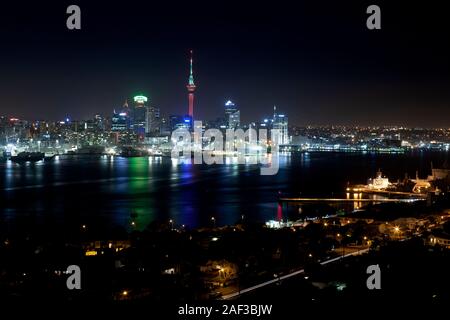 Downtown Auckland City gesehen über den Hafen Waitemata vom Mount Victoria in Devonport in der Nacht. Neuseeland Stockfoto