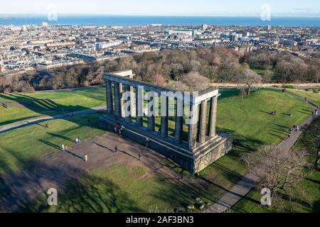 Luftbild des National Monument von Schottland von oben sich das Lord Nelson Denkmal auf dem Calton Hill, Edinburgh, Schottland, Großbritannien Stockfoto