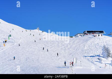 Skifahrer Skifahren im Zillertal Arena Skigebiet in Österreich Stockfoto