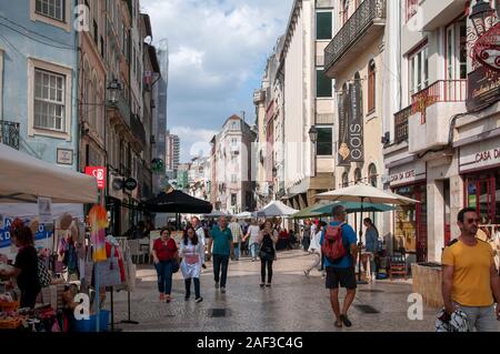 Fußgängerzone Rua Visconde da Luz in Coimbra, Portugal mit einer Kunst und Handwerk Messe Stockfoto