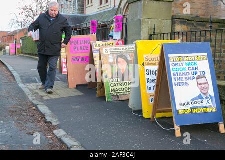 Edinburgh, Schottland, 12. Dezember 2019. Eine engagierte Wähler im Winter Allgemein der britischen Wahlen verlässt das Wahllokal nach seiner Stimmabgabe. Credit: Brian Wilson/Alamy Leben Nachrichten. Stockfoto