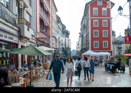 Fußgängerzone Rua Visconde da Luz in Coimbra, Portugal mit einer Kunst und Handwerk Messe Stockfoto