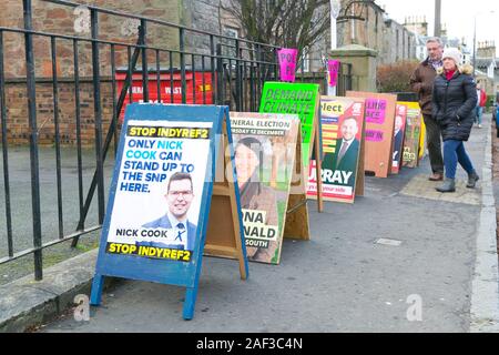 Edinburgh, Schottland, 12. Dezember 2019. Ein älteres Ehepaar auf dem Weg im Winter Allgemein der britischen Wahl zu wählen. Credit: Brian Wilson/Alamy Leben Nachrichten. Stockfoto