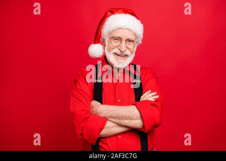 Close-up Portrait seiner er schön Heiter Heiter froh Inhalt zuversichtlich bärtigen Weihnachtsmann verschränkte Arme winter St Nicholas über Helle, lebendige isoliert Stockfoto