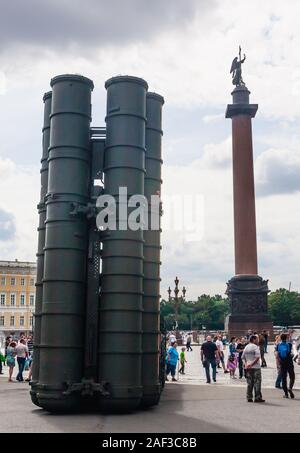 Russische militärische Ausrüstung in der Nähe der Eremitage. Militärparade zu Ehren der russischen Marine 2019. St. Petersburg, Russland. Stockfoto