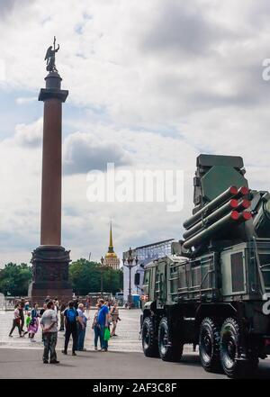 Russische militärische Ausrüstung in der Nähe der Eremitage. Militärparade zu Ehren der russischen Marine 2019. St. Petersburg, Russland. Stockfoto