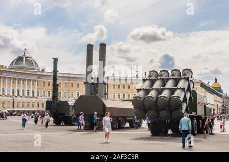 Russische militärische Ausrüstung in der Nähe der Eremitage. Militärparade zu Ehren der russischen Marine 2019. St. Petersburg, Russland. Stockfoto