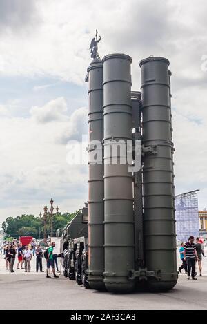 Russische militärische Ausrüstung in der Nähe der Eremitage. Militärparade zu Ehren der russischen Marine 2019. St. Petersburg, Russland. Stockfoto