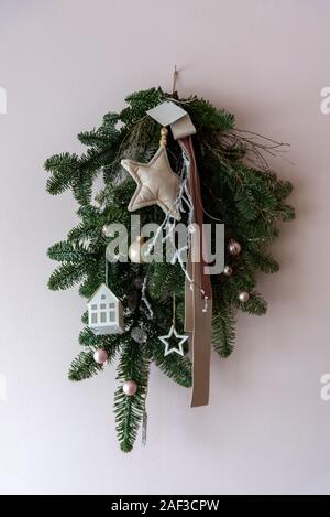 Weihnachtsdekoration mit tannenzweigen an der Wand Stockfoto