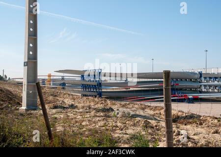 Riesige Rotorblätter für Versand und Installation bei RiaBlades (senvion) Fabrikgelände, Soza, Portugal bereit. Stockfoto