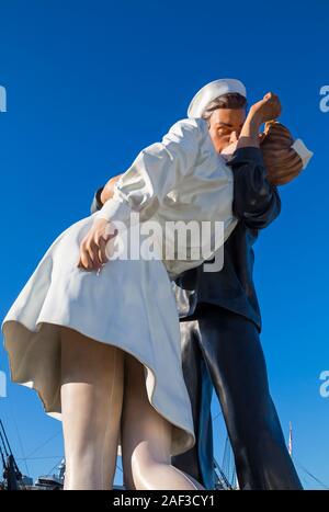 Statue umfassenden Frieden, auch bekannt als bedingungslose Kapitulation, an Historic Dockyard, Portsmouth, Hampshire, England Großbritannien im November Stockfoto