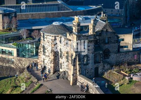 Luftbild der alten Sternwarte Haus an der restaurierten Stadt Observatorium auf dem Calton Hill, Edinburgh, Schottland, Großbritannien Stockfoto