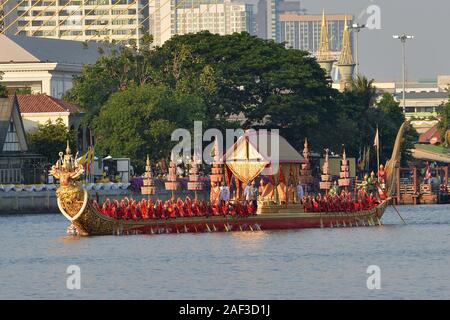 Bangkok. 12 Dez, 2019. Foto am Dez. 12, 2019 zeigt eine Ansicht der Königlichen Barkasse Prozession entlang des Chao Phraya Fluss in Bangkok, Thailand aufgenommen. Eine spektakuläre Royal barge Prozession, die durch die Hauptstraße von Bangkok Fluß am Donnerstag zierte markiert den Abschluss der königlichen Krönungszeremonie für König Vajiralongkorn. Credit: Rachen Sageamsak/Xinhua/Alamy leben Nachrichten Stockfoto