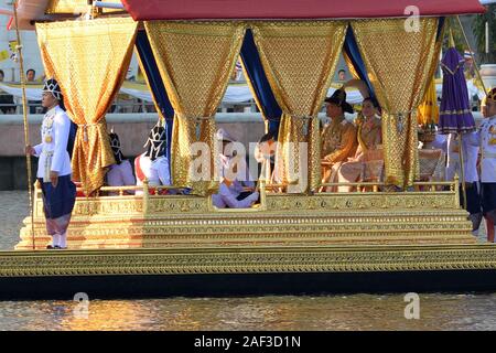 Bangkok, Thailand. 12 Dez, 2019. Thailändische König Maha Vajiralongkorn besucht die Royal barge Prozession auf dem Chao Phraya in Bangkok, Thailand, Dez. 12, 2019. Eine spektakuläre Royal barge Prozession, die durch die Hauptstraße von Bangkok Fluß am Donnerstag zierte markiert den Abschluss der königlichen Krönungszeremonie für König Vajiralongkorn. Credit: Rachen Sageamsak/Xinhua/Alamy leben Nachrichten Stockfoto