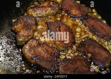 Die koteletts Pan im Feuer gebraten. Pan ist auch das Kochen Fleisch. Schwein Stücke von Fleisch sind auf ein Lagerfeuer auf einer Disc aus einer Egge gekocht. Brocken Fleisch gebraten Stockfoto