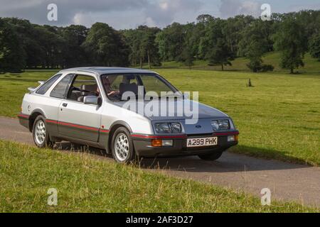 1983 80s Silver Ford Sierra XR4i Klassische Autos, historiker, geschätzt, Oldtimer, Sammlerstück restaurierter Oldtimer-Veteran, Fahrzeuge vergangener Zeiten, die zum historischen Auto-Event von Mark Woodward in Leighton Hall, Carnforth, Großbritannien, eintreffen Stockfoto