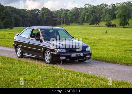 1995 90s Ford Escort RS 2000 4WD 1998cc ; Oldtimer, historics, gehegt, Oldtimer, Sammlerstück restaurierter Oldtimer-Veteran, Fahrzeuge vergangener Zeiten, die für das historische Auto-Event von Mark Woodward in Leighton Hall, Carnforth, Großbritannien, eintreffen Stockfoto