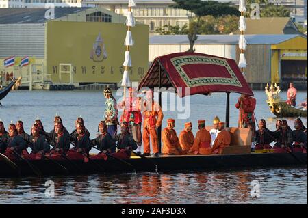 Bangkok. 12 Dez, 2019. Foto am Dez. 12, 2019 zeigt eine Ansicht der Königlichen Barkasse Prozession entlang des Chao Phraya Fluss in Bangkok, Thailand aufgenommen. Eine spektakuläre Royal barge Prozession, die durch die Hauptstraße von Bangkok Fluß am Donnerstag zierte markiert den Abschluss der königlichen Krönungszeremonie für König Vajiralongkorn. Credit: Rachen Sageamsak/Xinhua/Alamy leben Nachrichten Stockfoto