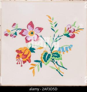 Floral Design bemalten Keramikfliesen in Aveiro district fotografiert, Portugal Stockfoto