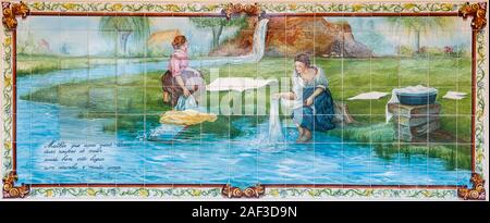 Traditionelle portugiesische bemalten Kacheln (Azulejos), zwei Frauen Wäsche in einem Fluss im Bezirk Aveiro, Portugal Stockfoto