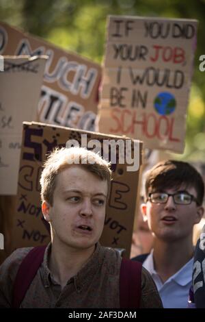 Schottischen Jugend Streik für das Klima, die während einer globalen Tag der Aktion, den Tag frei nehmen Schule und Bildungseinrichtungen die Untätigkeit der Regierung auf die Klimakrise zu protestieren, in Edinburgh, Schottland, 20. September 2019. Die Jugendlichen machten sich auf den Weg von den Wiesen Gegend der Stadt, entlang der historischen Royal Mile im Schottischen Parlament. Stockfoto