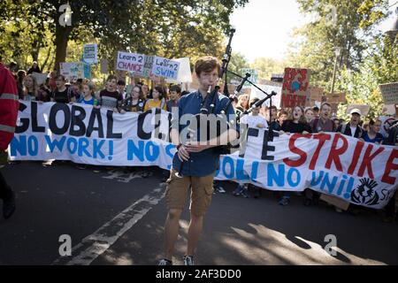 Schottischen Jugend Streik für das Klima, die während einer globalen Tag der Aktion, den Tag frei nehmen Schule und Bildungseinrichtungen die Untätigkeit der Regierung auf die Klimakrise zu protestieren, in Edinburgh, Schottland, 20. September 2019. Die Jugendlichen machten sich auf den Weg von den Wiesen Gegend der Stadt, entlang der historischen Royal Mile im Schottischen Parlament. Stockfoto