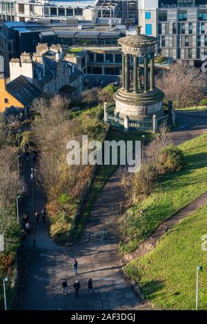 Luftaufnahme von Dugald Stewart Denkmal von oben sich das Lord Nelson Denkmal auf dem Calton Hill, Edinburgh, Schottland, Großbritannien Stockfoto