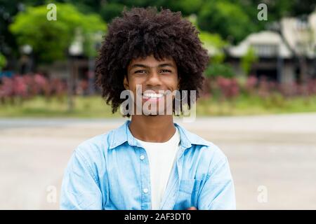 Portrait von Lachen african american Hipster junger Erwachsener im Freien im Sommer in der Stadt Stockfoto
