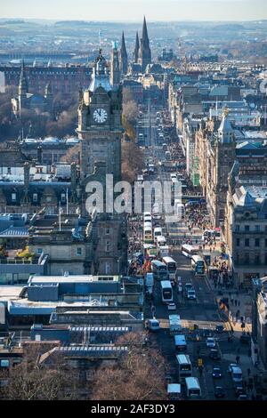 Luftaufnahme der Princes Street von oben sich das Lord Nelson Denkmal auf dem Calton Hill, Edinburgh, Schottland, Großbritannien Stockfoto