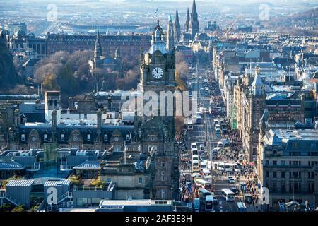 Luftaufnahme der Princes Street von oben sich das Lord Nelson Denkmal auf dem Calton Hill, Edinburgh, Schottland, Großbritannien Stockfoto