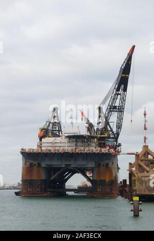 Rozenburg, Niederlande - 7. Dezember 2019: tiefe Wasser Heavy lift Barge in der Nähe von Rotterdam Hafen Stockfoto