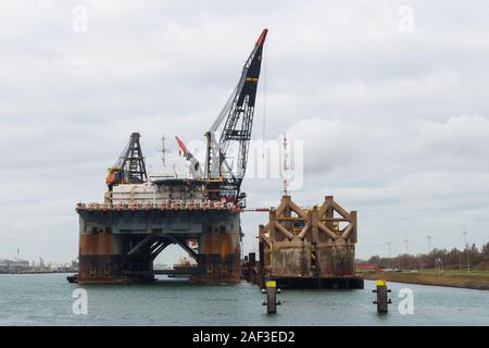 Rozenburg, Niederlande - 7. Dezember 2019: tiefe Wasser Schwerlastkran barge in der Nähe von Rotterdam Hafen Stockfoto