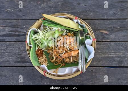 Pad Thai mit Shrimps in handgefertigten Bambus Radsch. Stockfoto