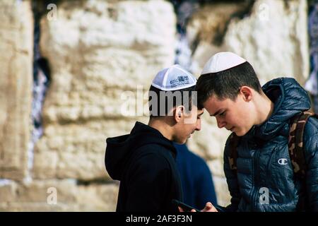 Jerusalem Israel Dezember 12, 2019 Blick auf unbekannte Kinder in eine Bar Mitzvah, religiöse Zeremonie vor der Klagemauer in der Alten cit teilnehmenden Stockfoto