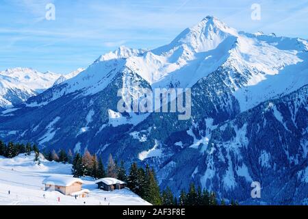 Panorama der Skiort Mayrhofen und Chalet Häuser Österreich Stockfoto