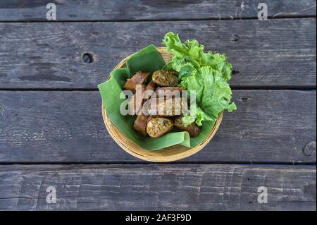 Sai Aua (Northern Thai würzige Wurst) auf dem Banana leaf Platte Stockfoto