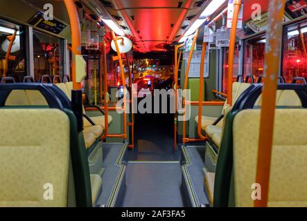 Singapur-11 Jan 2017: Singapur öffentlichen Bus in der Nacht anzeigen Stockfoto