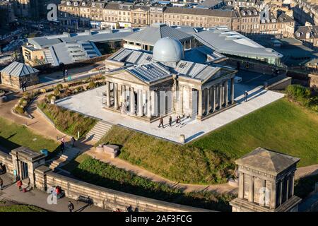 Luftaufnahme von restaurierten Stadt Sternwarte, jetzt die kollektive Arts Center, auf dem Calton Hill, Edinburgh, Schottland, Großbritannien Stockfoto