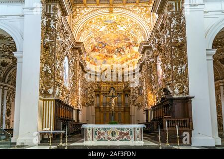 Altar, Kirchenorgel und Apsis im Innenraum der Kathedrale San Gerlando, Agrigent, Sizilien, Italien, Europa | Altar, Orgel und Apsis, Dom Stockfoto