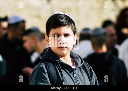 Jerusalem Israel Dezember 12, 2019 Blick auf unbekannte Kinder in eine Bar Mitzvah, religiöse Zeremonie vor der Klagemauer in der Alten cit teilnehmenden Stockfoto