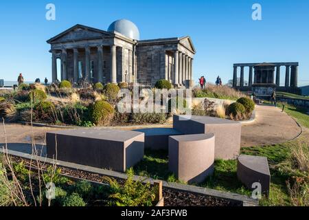 Restaurierte Stadt Sternwarte, jetzt die kollektive Arts Centre, mit nationalen Denkmal von Schottland im Hintergrund auf dem Calton Hill, Edinburgh, Schottland, Großbritannien Stockfoto