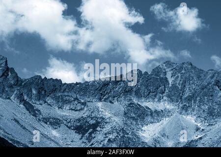 Spektakuläre Bergkulisse, Rocky Mountains in der Slowakei, classic blue monochrome, Tonisierung, natürliche trendy Landschaft Stockfoto