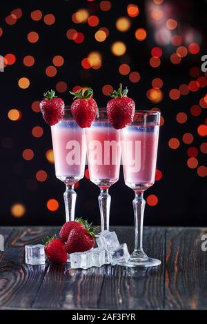 Roten Erdbeeren. Cocktails bereit ist. Auf dem Holztisch in der Night Club. Schöne Beleuchtung Stockfoto