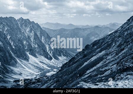 Spektakuläre Bergkulisse, Rocky Mountains in der Slowakei, classic blue monochrome, Tonisierung, natürliche trendy Landschaft Stockfoto