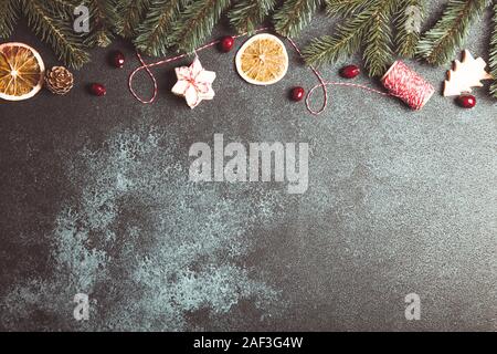 Weihnachten Komposition mit Cookies, Weihnachtsbaum, Zweige und getrocknete Orangen. Ansicht von oben mit der Kopie. Stockfoto