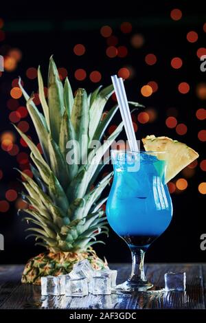 Arbeitsplatz von bartender. Cocktail bereit ist. Auf dem Holztisch in der Night Club. Schöne Beleuchtung Stockfoto