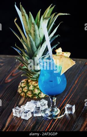 Barkeeper haben gute Arbeit gemacht. Cocktail bereit ist. Auf dem Holztisch in der Night Club. Schöne Beleuchtung Stockfoto