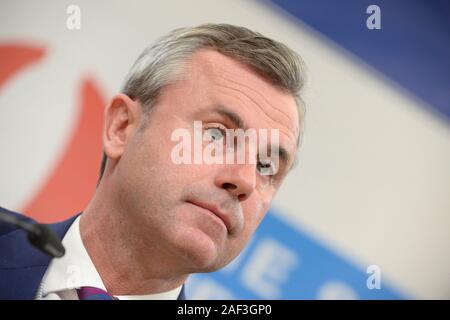 Wien, Österreich. 12. Dezember 2019. Der Vorsitzende der FPÖ (Freiheitspartei Österreich), Norbert Hofer, hält eine Pressekonferenz über die Trennung von drei FPÖ-Mandaten und die Neugründung der "Allianz für Österreich (ADÖ)". Kredit: Franz Perc / Alamy Live News Stockfoto