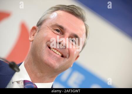 Wien, Österreich. 12. Dezember 2019. Der Vorsitzende der FPÖ (Freiheitspartei Österreich), Norbert Hofer, hält eine Pressekonferenz über die Trennung von drei FPÖ-Mandaten und die Neugründung der "Allianz für Österreich (ADÖ)". Kredit: Franz Perc / Alamy Live News Stockfoto